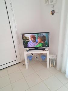 a flat screen tv sitting on a table in a room at Dinas house ofrinio in Ofrínion