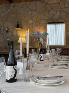 ein Tisch mit einer Flasche Wein und Gläsern in der Unterkunft Iora Winery in Sagarejo