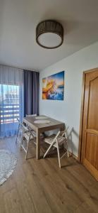 ein Tisch und Stühle in einem Zimmer mit Fenster in der Unterkunft Apartamenty i Domki Osińscy in Braniewo