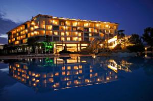 un edificio con luces en el agua por la noche en Washington Resort Hotel & Spa, en Kizilagac