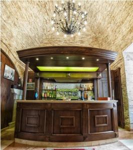 a bar in a restaurant with a chandelier at Grand Hotel Vigna Nocelli in Lucera