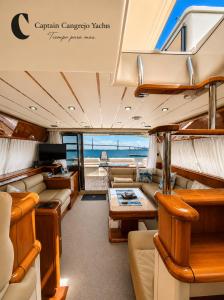 a view of the cabin of a luxury yacht at Captain Cangrejo Yacht in Cádiz