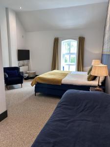 a bedroom with two beds and a window at Mariafarm Boutique Hotel in Zevenbergen