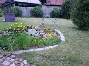 a garden with a flower bed in the yard at Pribbenower Ferienhaus in Pribbenow