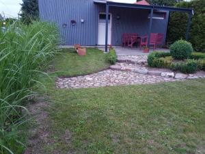 a garden with a patio and a table and chairs at Pribbenower Ferienhaus in Pribbenow +14 photos