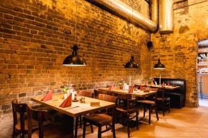 En restaurant eller et andet spisested på öko-hotel