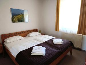 a bedroom with a bed with towels on it at Hermannstr 14-Whg 10 in Kühlungsborn