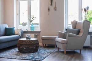 a living room with two chairs and a coffee table at App Flamingo in Kühlungsborn