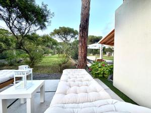 a living room with a white couch and a table at FilMa Seagarden Villa in Pula