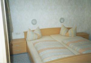a bedroom with a bed with a large mirror at Ück - Biedenweg in Ueckeritz