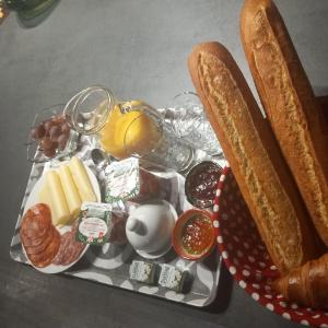 a tray of food with a hot dog and other foods at B&B Buddleja in Saint-Hilaire-les-Places