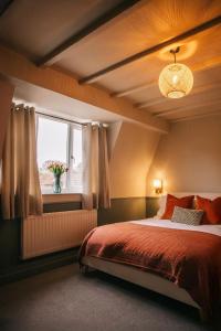 a bedroom with a bed and a window at Boot & Shoe in Flintham