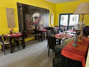 a restaurant with tables and chairs in a room at Bed & Breakfast am Waldgürtel in Forst