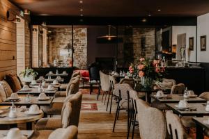 a restaurant with tables and chairs and a bar at Ty Mad Hôtel in Groix