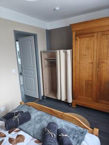 a bedroom with a refrigerator and a bed at point baie studio 1 in Abbeville