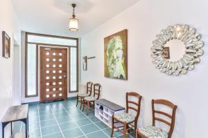 a room with a table and chairs and a mirror at Maroutine - AC - Piscine & Tennis in Labouheyre