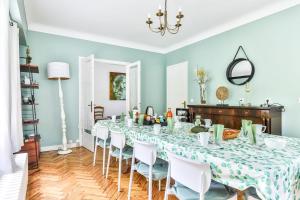 a dining room with a long table and chairs at Maroutine - AC - Piscine & Tennis in Labouheyre