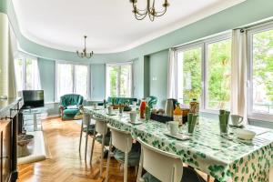 a dining room with a long table and chairs at Maroutine - AC - Piscine & Tennis in Labouheyre