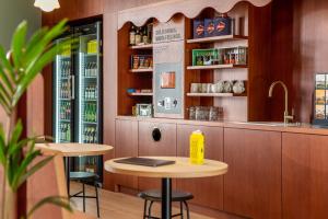 a bar with two stools and a table in a restaurant at STAYERY Fürth City Center - alle Zimmer mit Klimaanlage in Fürth +20 photos