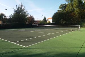 a tennis net on a tennis court at Lavignottes - AC - Piscine & Tennis in Labouheyre