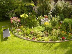 a garden with many different types of flowers at Luzie's Hus in Freest