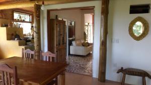 a kitchen and living room with a table and chairs at Pousada Alto do Tiê in Paraty