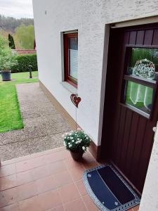 a front door of a house with a heart on the door at Ferienwohnung Edersonne in Hemfurth-Edersee