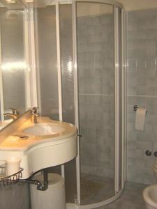 A bathroom at Hotel Caesar