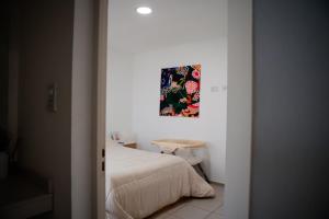 a bedroom with a bed and a painting on the wall at Temporario Sur, Depto ideal familias con cuna Pet-friendly, zona IUPA in General Roca