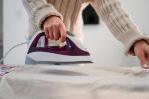 a person is holding a purple and white toaster at Temporario Sur, Depto ideal familias con cuna Pet-friendly, zona IUPA in General Roca +54 photos