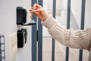 a person holding a bunch of keys in their hand at Temporario Sur, Depto ideal familias con cuna Pet-friendly, zona IUPA in General Roca