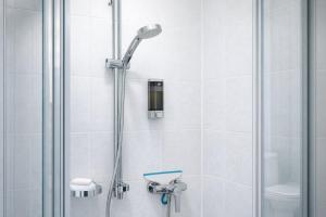 a bathroom with a shower with a glass door at APSTAY Bungalow I Parking option & Self Check-in in Graz +15 photos
