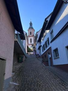 a cobblestone street with a building in the background at Ferienwohnung Furtwängler in Ettenheim