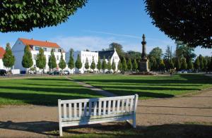 a white bench sitting in the middle of a park at Ferienwohnung an den Vilmnitzer Wi in Vilmnitz