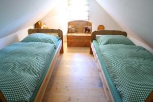 two beds in a room with a attic at Kellerstöckl Leitner in Strem