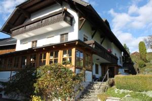ein weißes Haus mit einem Balkon auf dem Dach in der Unterkunft Minabauer in Altmünster + 18 Fotos