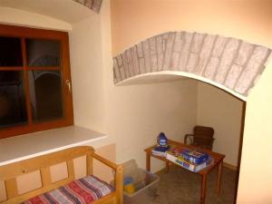 a room with a bed and a table and a window at Ferienwohnungen Manuela in Schottwien