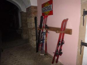 a bunch of skis are leaning against a wall at Ferienwohnungen Manuela in Schottwien +53 photos