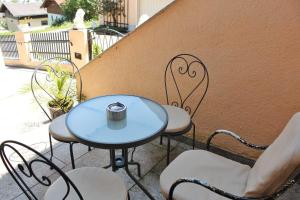 a blue table and chairs on a balcony at Appartement Ferienwohnung Bilek in Gmunden