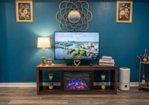 a living room with a tv and a fireplace at Maxis-place in Jersey City