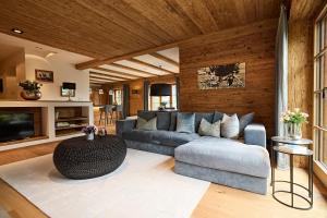 a living room with a couch and a table at Chalet-F in Ofterschwang