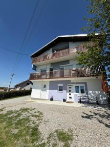 a large white building with a balcony on top at Apartman Antonio 2 in Karlovac