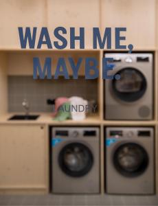a kitchen with two washing machines and a washer and dryer at STAYERY Fürth City Center - alle Zimmer mit Klimaanlage in Fürth