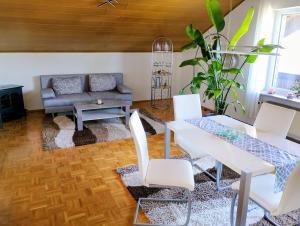 a living room with a couch and a table and chairs at Ferienwohnung Zöller Villmar in Villmar