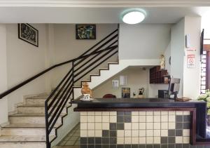 uma escada numa casa com piso em azulejo em Hotel Brisa do Mar Tambaú em João Pessoa