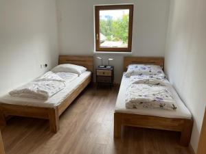 two twin beds in a room with a window at Ferienwohnung Seestern-Mondsee in Unterach am Attersee +23 photos