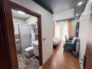 a room with a bathroom with a toilet and a sink at Karakoçan Hotel Hanedan in Karakoçan