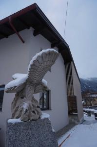 a statue of an eagle on the side of a building at Der Steinadler in Umhausen