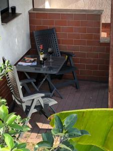 a picnic table and two chairs on a patio at Haff-Ostseeferienhausapartment Erdgeschoß in Mönkebude