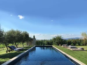 a swimming pool in the yard of a house at Monaldesca in Spello